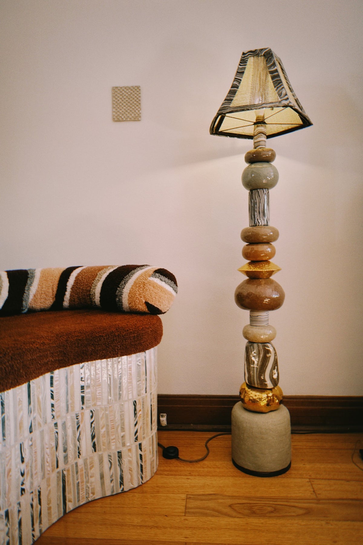 Stacked ceramic floor lamp with gold lustre beside the Kidney chair, FOND 2022