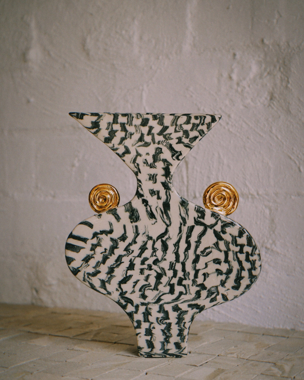 Flat-faced nerikomi vase by Tantri Mustika in green and white clay with two gold lustre spirals